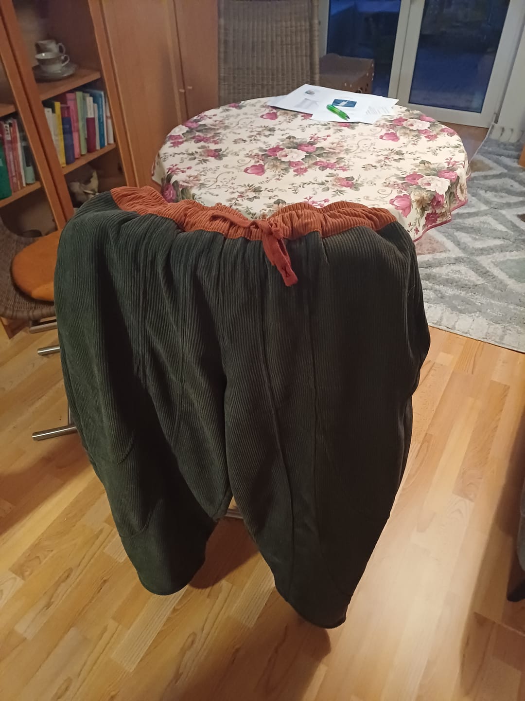 Customer photo review of Buddha Stones Damen-Haremshose aus Cord-Baumwolle mit Thermo-Fleece-Futter und Taschen in Farbkontrast