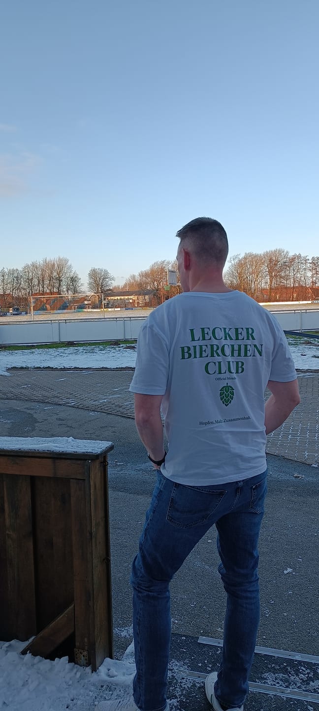 Customer photo review of Lecker Bierchen Club Rückendruck - Premium Unisex  T-Shirt