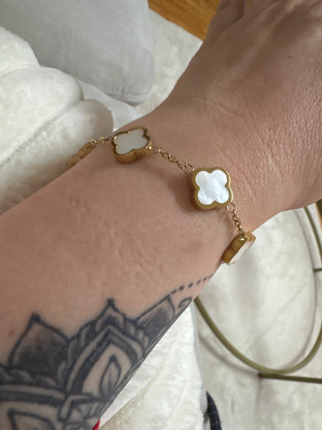 Customer photo review of Pave Perlmutt Lucky Leaf Ohrringe 14K Vergoldet