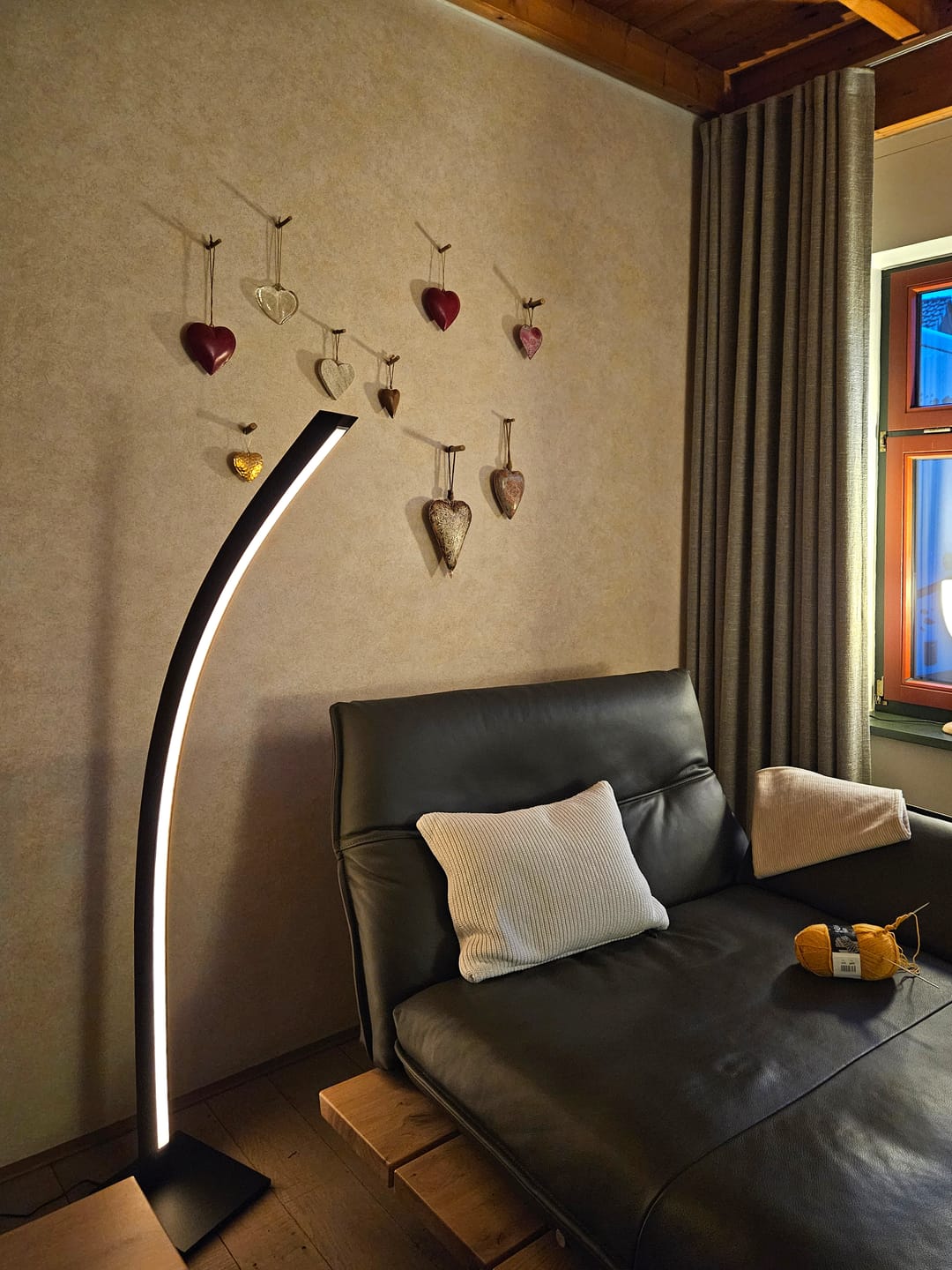 Customer photo review of Designer Stehlampe aus Massivholz, LED-Leuchte geschwungen - Solara