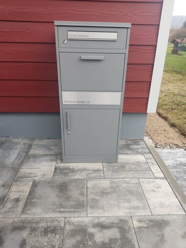 Customer photo review of Paketbox PB1 mit Briefkasten | graualuminium - RAL9007 | personalisiert mit Edelstahl-Schild