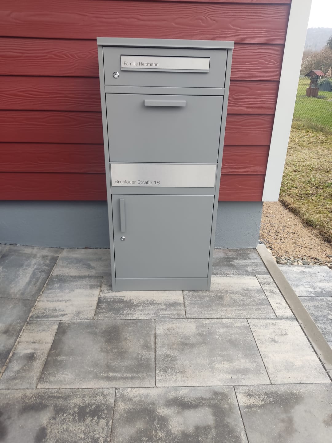 Customer photo review of Paketbox PB1 mit Briefkasten | graualuminium - RAL9007 | personalisiert mit Edelstahl-Schild