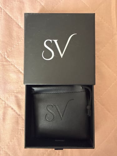 Empaque del cliente para la Cadena Miami Cuban, mostrando la caja negra abierta y la bolsa protectora.