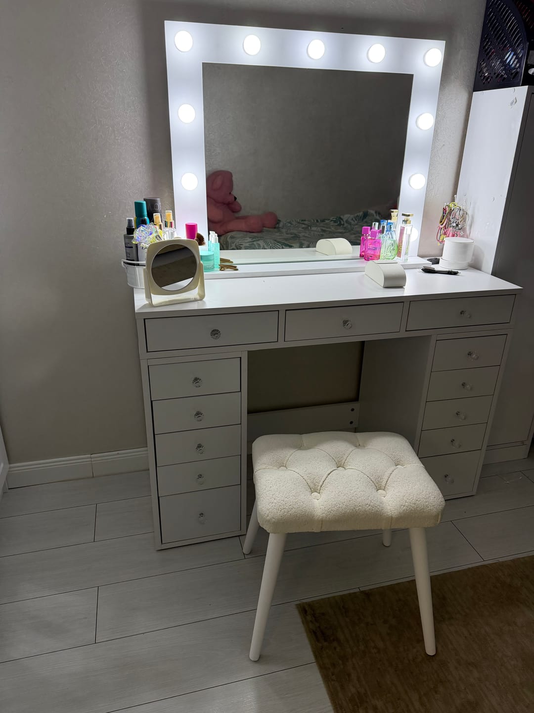 Customer photo review of Rani BM101 Puf Ahşap Ayaklı Tabure Beyaz