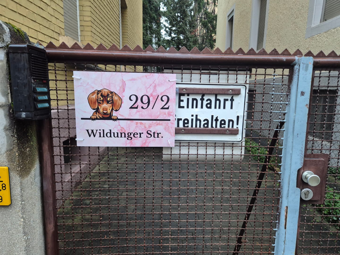 Customer photo review of Hausnummer mit Marmoroptik - Individuelles Türschild