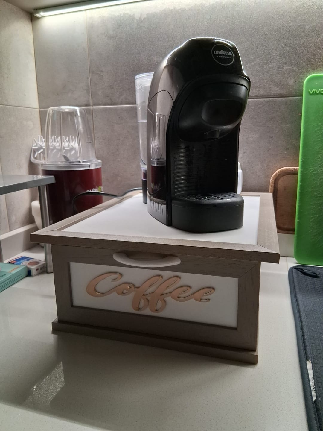 Customer photo review of Porta Cialde e capsule in Legno con cassetto a 2 scomparti Scritta in Plexiglass Coffee