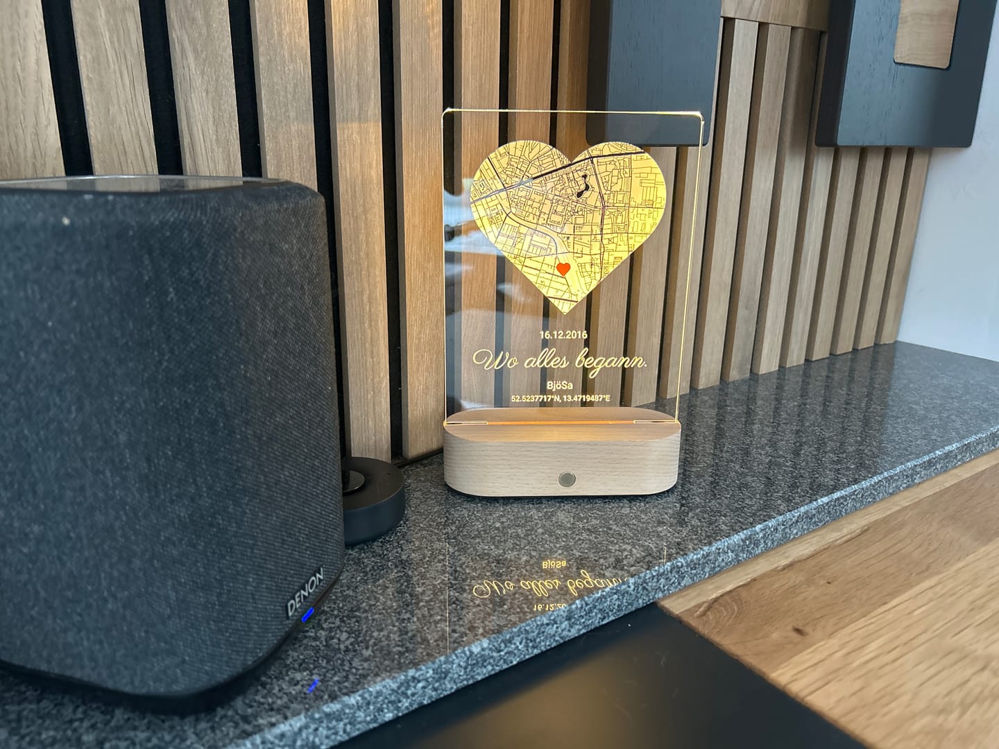 Customer photo review of Wo alles begann - Personalisiertes Nachtlicht mit LED-Holzfuß (14x20)