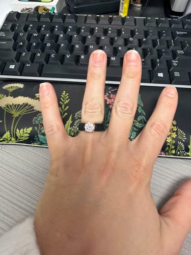 Reviewer wearing the black Set Silicone Ring with a round solitaire stone on their hand.