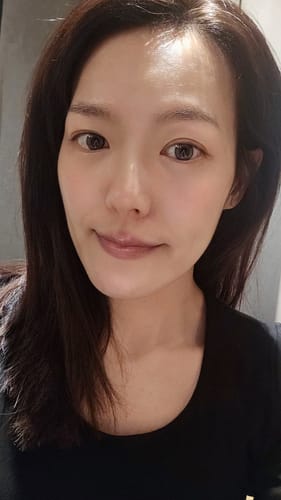 評論者配戴Bean Kristin 1Day - 冷萃棕的臉部近照。