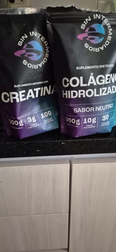 El empaque de la Creatina Monohidrato del cliente sobre una encimera, junto a un empaque de Colágeno Hidrolizado.