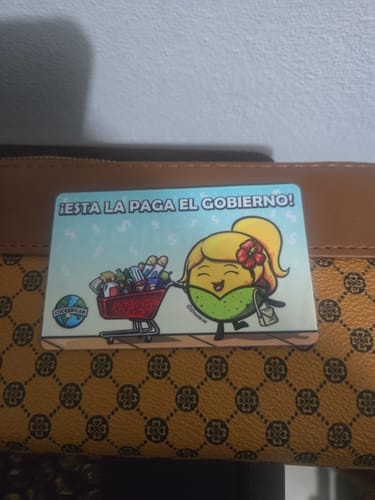 Customer photo review of No es un Gasto, es Terapia - Sticker para Tarjeta de Crédito