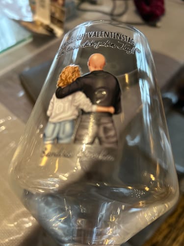 Nahaufnahme des Weinglases eines Kunden, die Blasen und Falten im personalisierten Aufdruck zeigt.