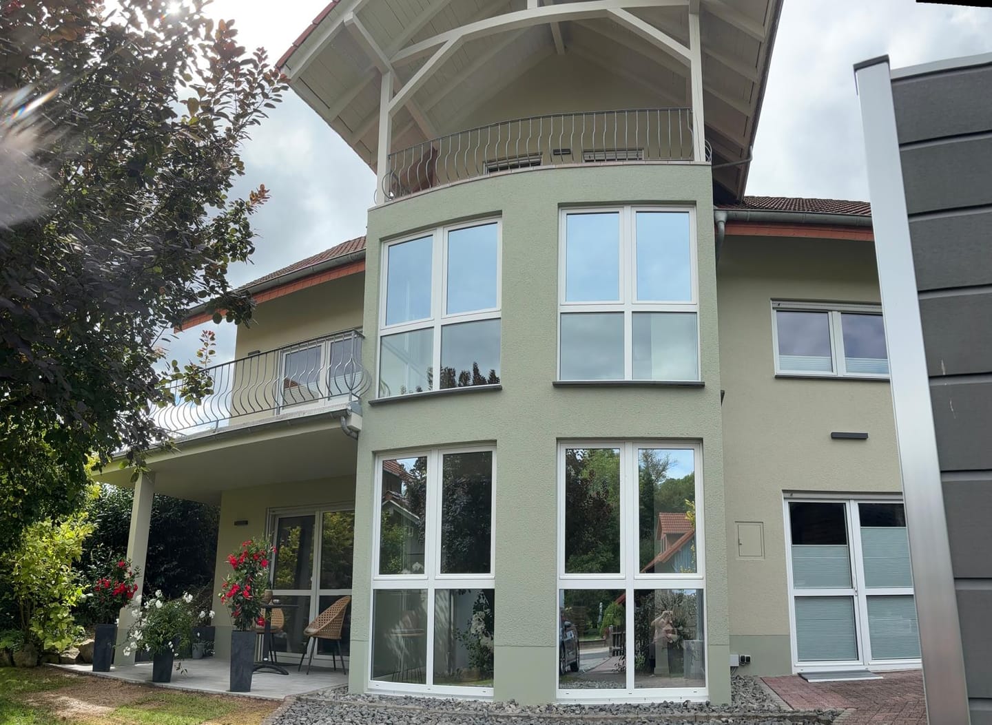 Customer photo review of Edelstahl-Hausnummer mit Straße, mit 3D Effekt, Rückplatte pulverbeschichtet in DB703, Frontblende in Edelstahl