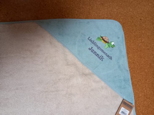 Customer photo review of Wolimbo Kapuzenhandtuch mit Namen und Motiv bestickt