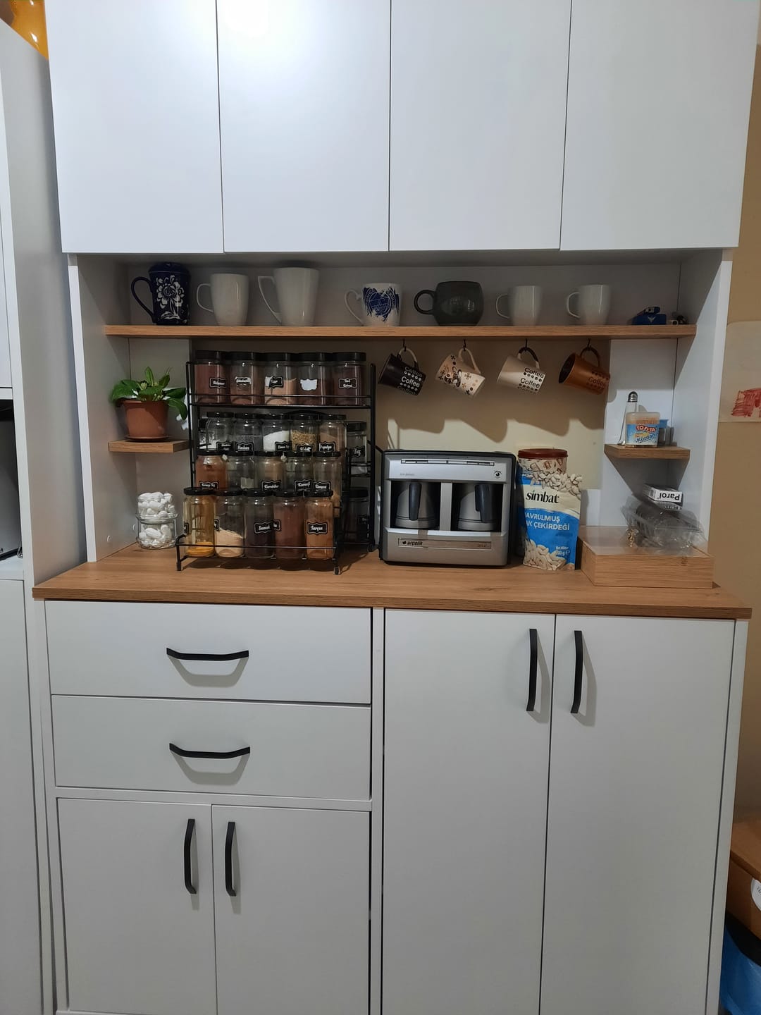 Customer photo review of Rani JE212 Kahve Köşesi Çok Amaçlı Dolap 8 Kapaklı 2 Çekmeceli Raflı Kiler Mutfak Dolabı Beyaz - Sepet Ceviz