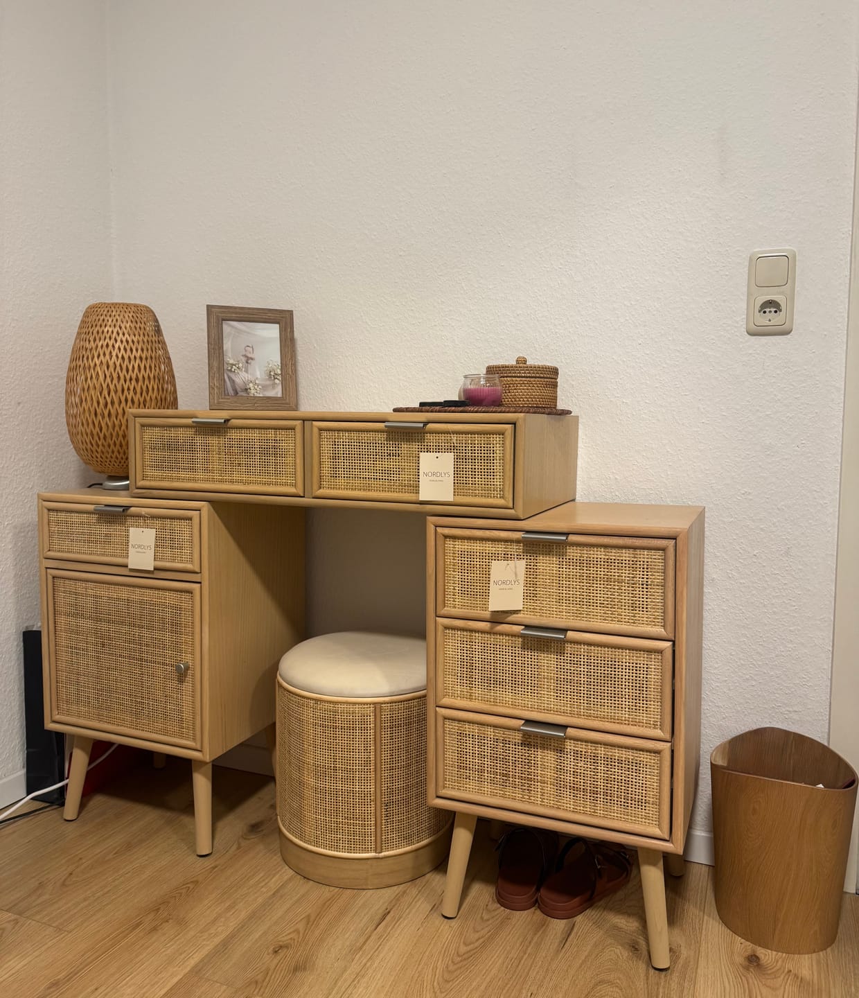 Customer photo review of NARA - Table de chevet 1 porte et 1 tiroir en rotin naturel