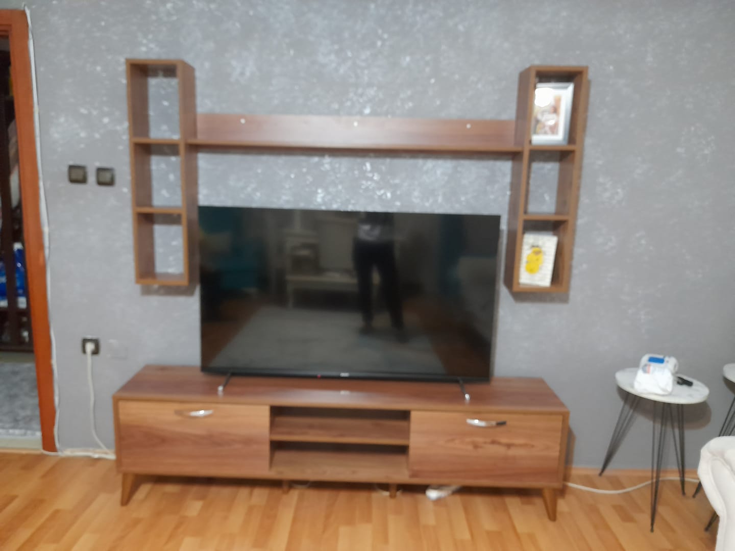 Customer photo review of Rani A9 Duvar Raflı Tv Ünitesi Kitaplıklı Tv Sehpası Duvara Monte Raflı Modern Ayaklı 180 cm Minyatür Ceviz M5