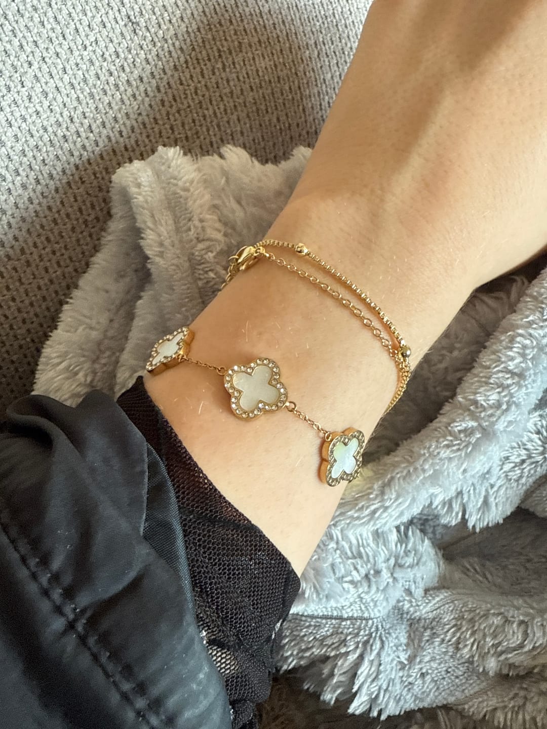 Customer photo review of Pave Perlmutt Lucky Leaf Abbaddon Armband 14K Vergoldet