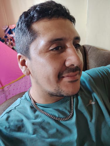 Cliente usando la Cadena Cuban Link 8mm plateada sobre una camiseta.