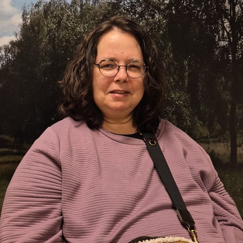 Klant met halflang, donker haar vóór het gebruik van de DuoStyle Fohnborstel.