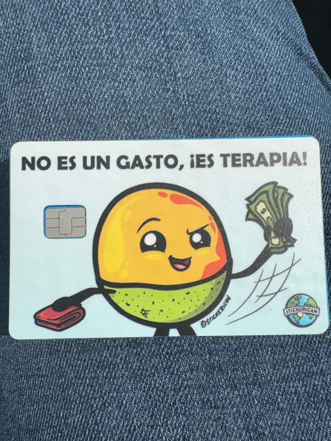 Customer photo review of No es un Gasto, es Terapia - Sticker para Tarjeta de Crédito