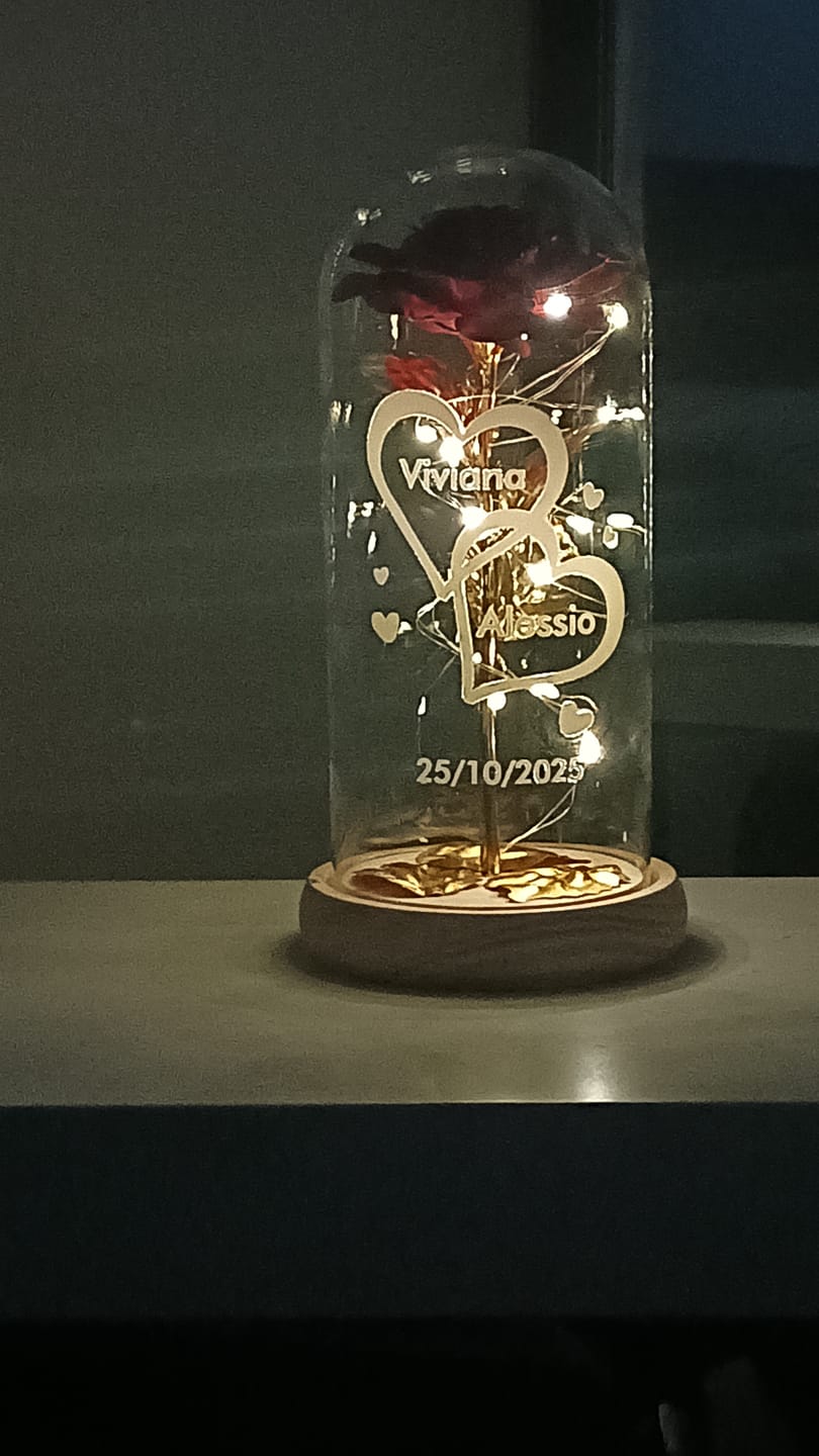 Customer photo review of Ti amo - Rosa eterna sotto campana di vetro con luce LED personalizzata con nomi e data dell'anniversario