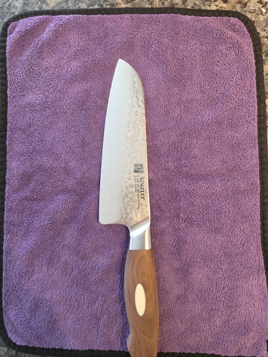 Customer photo review of XINZUO 7" (180MM) Kinomi Series Santoku mit Walnussholzgriff und AUS-10 Damaststahl