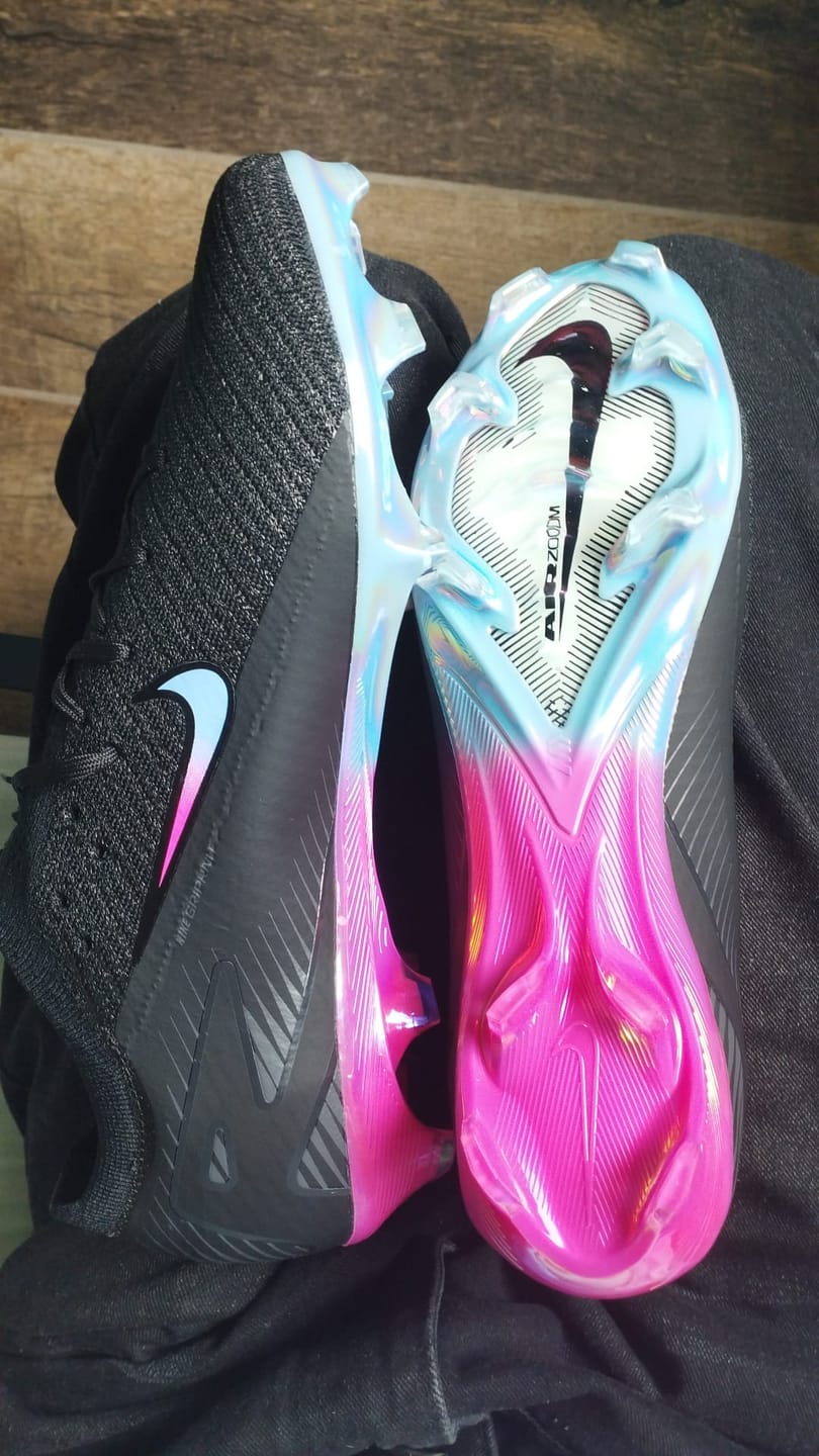Customer photo review of Vapor 16 Nike by You FG - Noir/Bleu/Rose