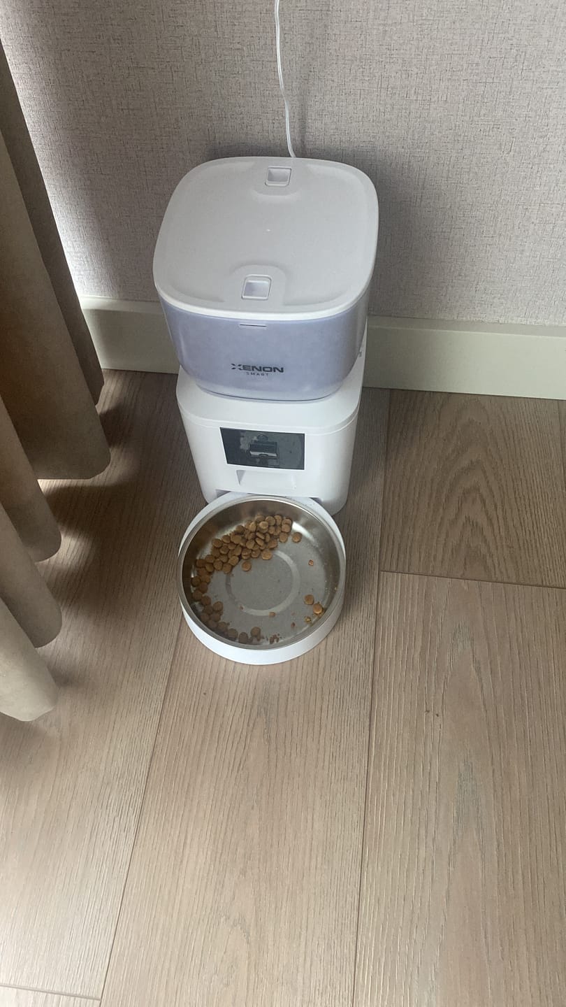 Customer photo review of Otomatik Kedi Mama Kabı (Kameralı) | Çelik Kaseli, Sesli, Wifi, Mobil Kontrol, Akıllı Mama Kabı (X8604)
