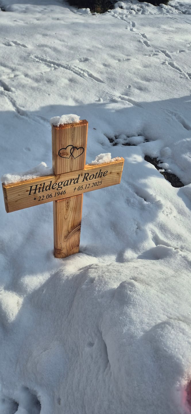 Customer photo review of Grabkreuz aus Holz mit Namen und Motiv