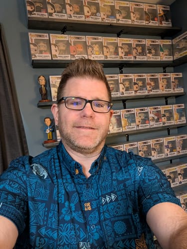 Reviewer wearing the blue patterned Tahitian Tapestry short sleeve shirt.