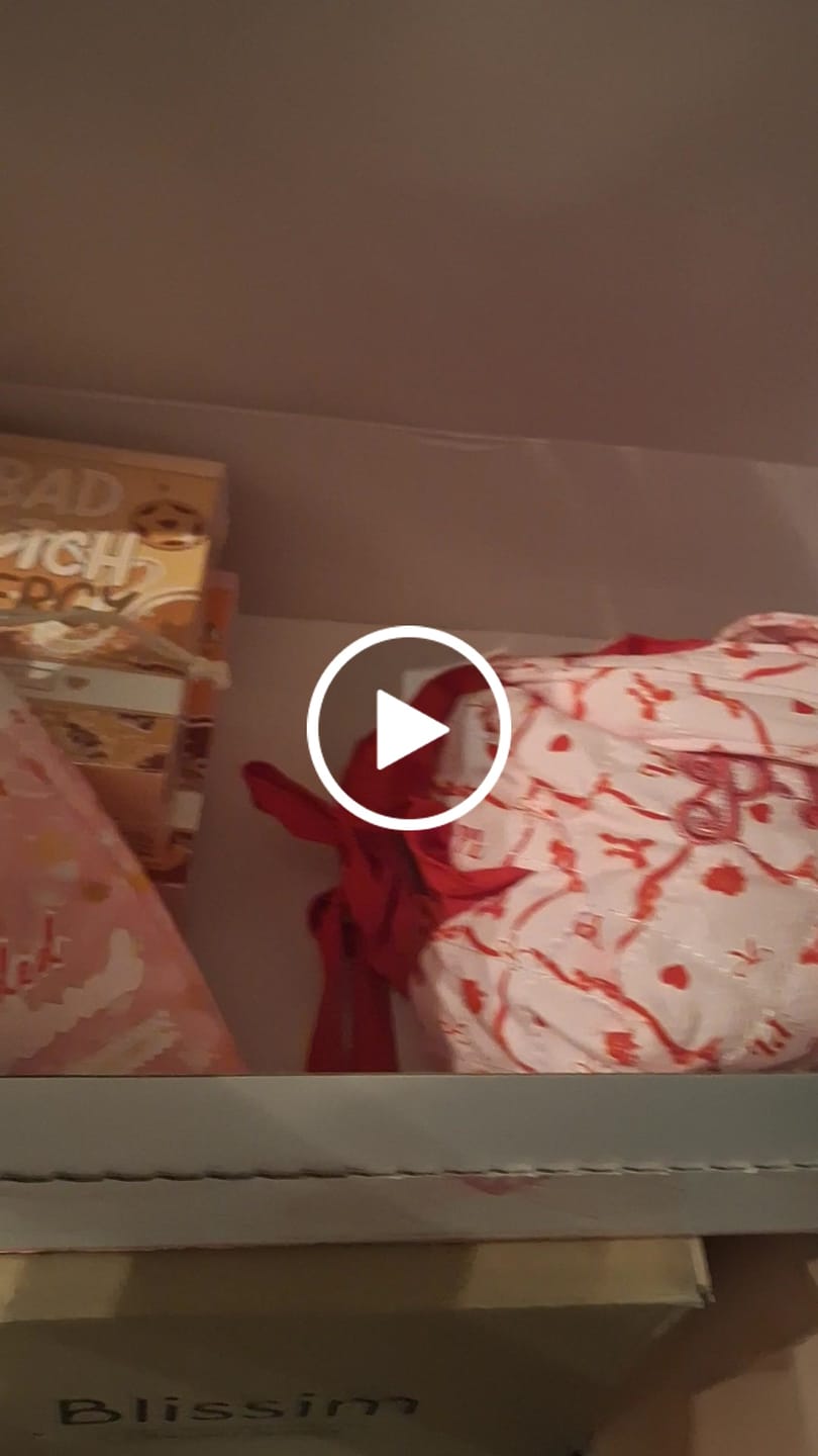 Recenzja wideo klienta dotycząca zestawu do pielęgnacji skóry P.Louise Valentines Bow i zestawu do pielęgnacji skóry P.Louise Valentines Bow Torba