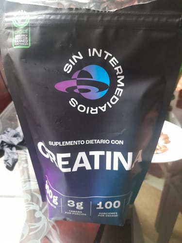 Un reseñador muestra el empaque negro de la Creatina Monohidrato de Sin Intermediarios sobre una mesa.