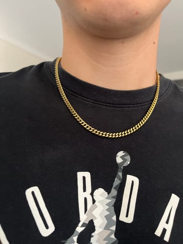 Primer plano de la Cadena Miami Cuban Oro en el cuello de un cliente.