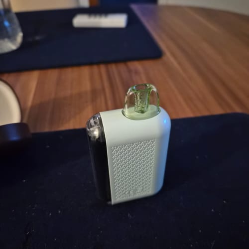 Kunde zeigt seinen hellgrünen RANDM TORNADO 20000 auf einem Tisch.