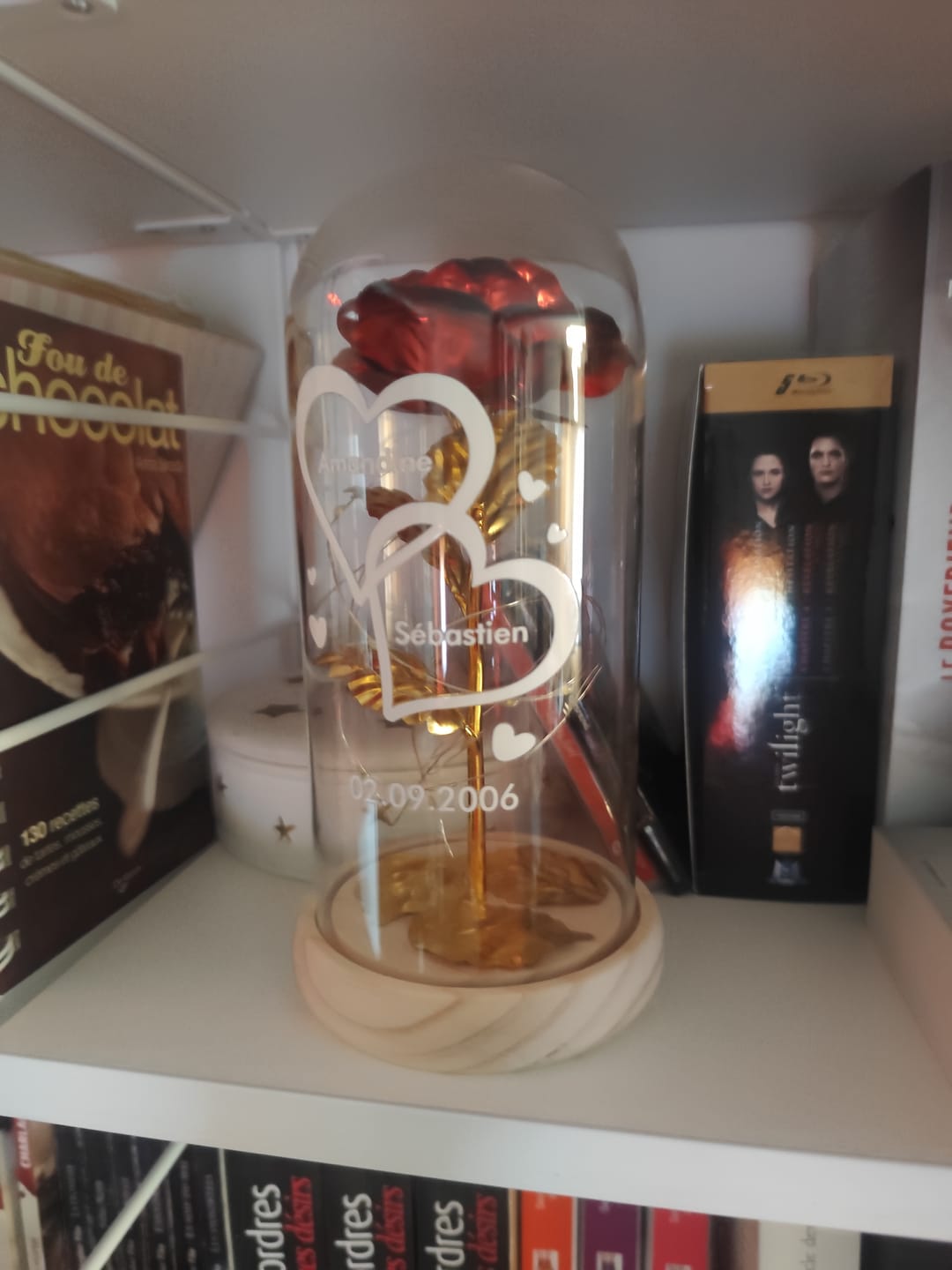 Customer photo review of Je t'aime - Rose éternelle sous cloche en verre avec lumière LED personnalisée avec noms et date anniversaire