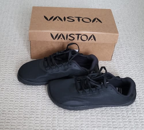 Asiakkaan mustat Vaistoa Tahto -paljasjalkasalikengät alkuperäisen kenkälaatikkonsa edessä.