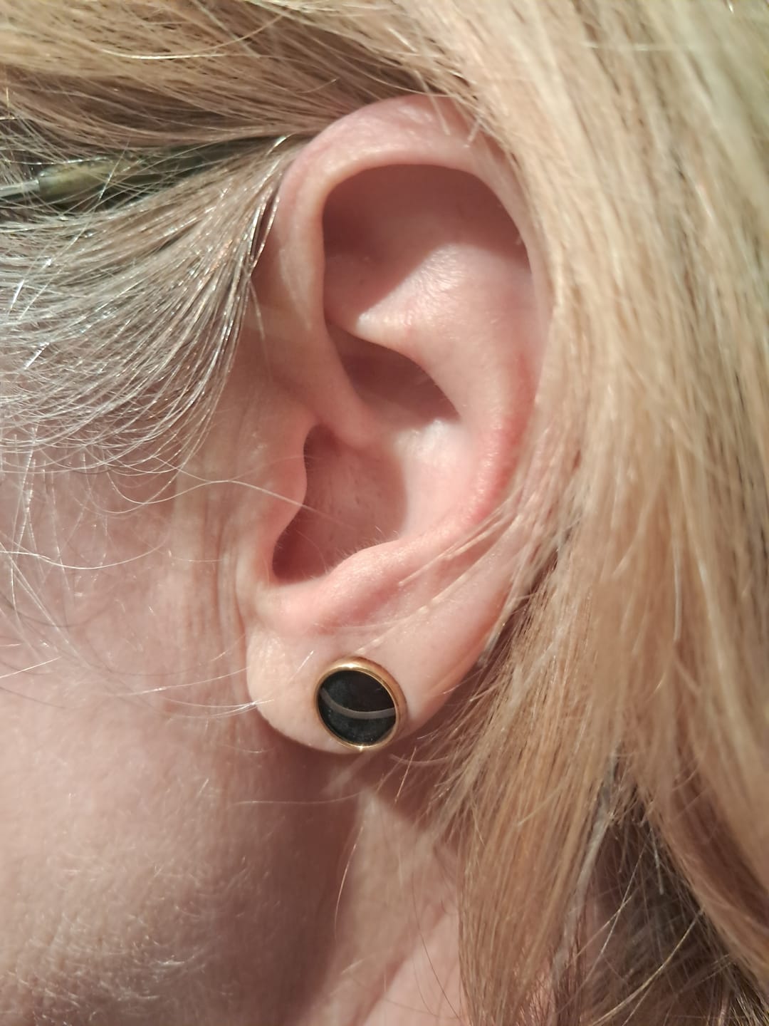 Customer photo review of Obisidian Ohrringe - Kreismedallion