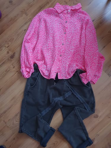 Customer photo review of Musselinbluse GLOWING LEO pink