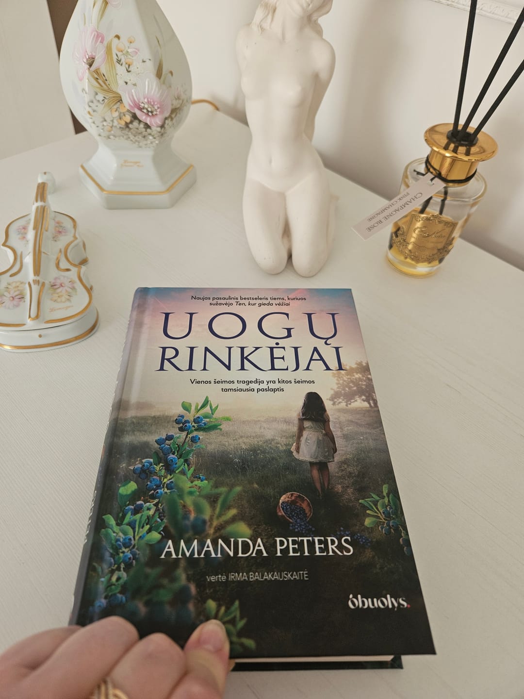 Customer photo review of Uogų rinkėjai: vienos šeimos tragedija yra kitos šeimos tamsiausia paslaptis – Pasaulinis bestseleris daugiau nei 25 šalyse