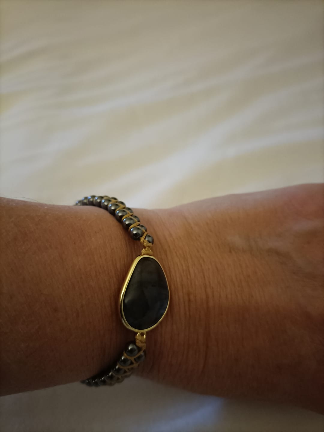 Customer photo review of Bracelet "Oeil Céleste" en Labradorite & Hématite