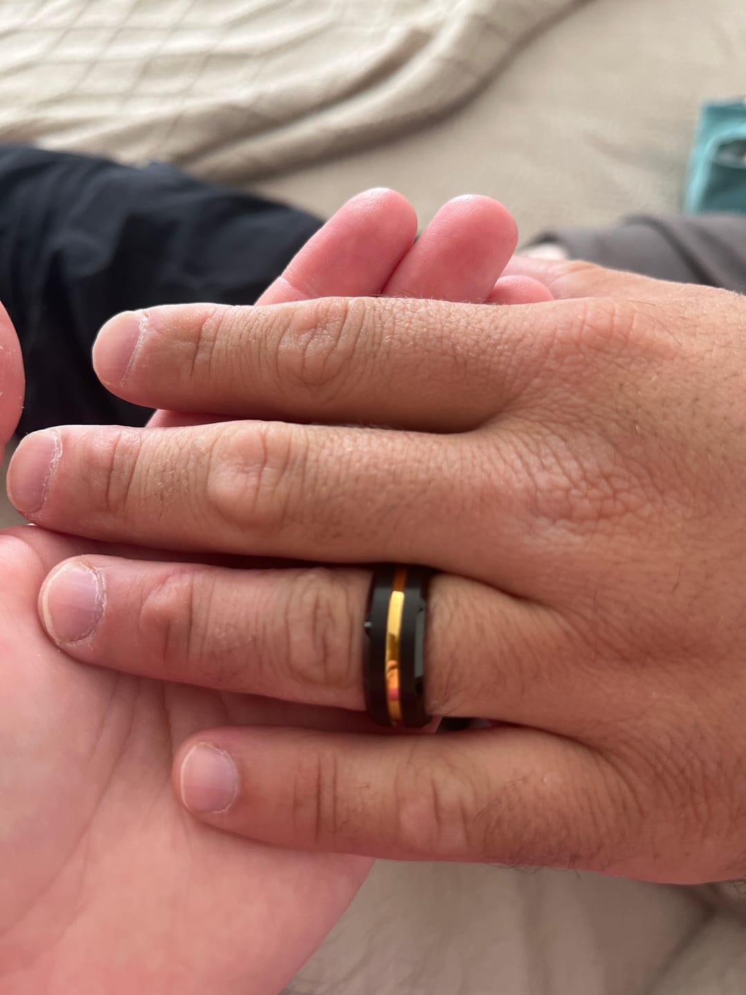 Customer photo review of Anillo Solid Trench Black & Gold Edition Carburo de Tungsteno