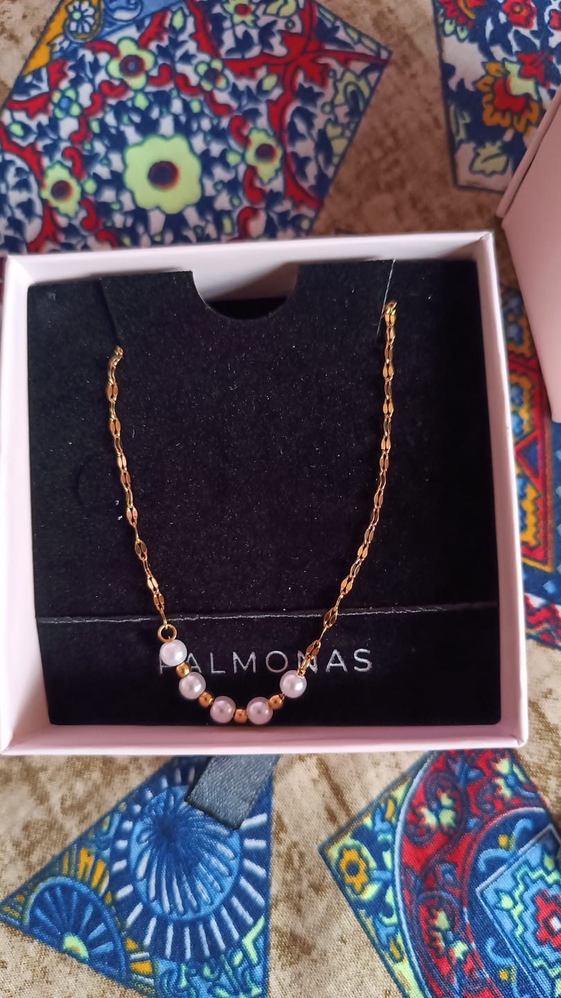 Customer photo review of Pearl Lip Chain Necklace
