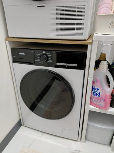 Müşterinin, çamaşır makinesini içine ve kurutma makinesini üzerine koyduğu beyaz ve ceviz renkli dolabı.
