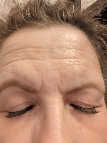 Close-up of a reviewer's closed eyes, showing a natural application of LuxeBold eyelash clusters.