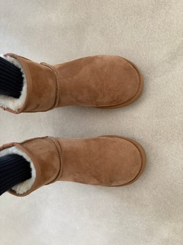 Een recensent met de UGG Classic Mini II Boot Chestnut laarzen aan, van bovenaf gezien.