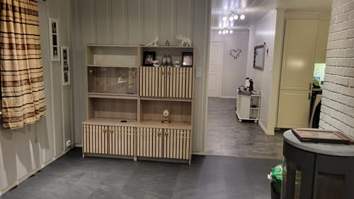 Kundens stue med en hylleseksjon dekket av Premium spiler kontaktplast.