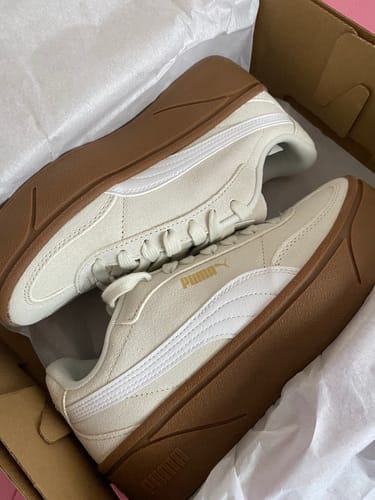 Customer photo review of Zapatillas Puma Club II Era Platform Mujer Beige