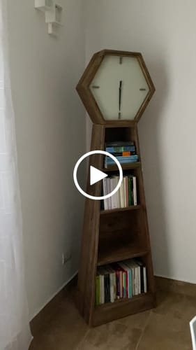Customer video review of Libreria decorativa in legno con orologio sagomato, da salotto, ingresso, camera da letto e cucina con quattro ripiani.