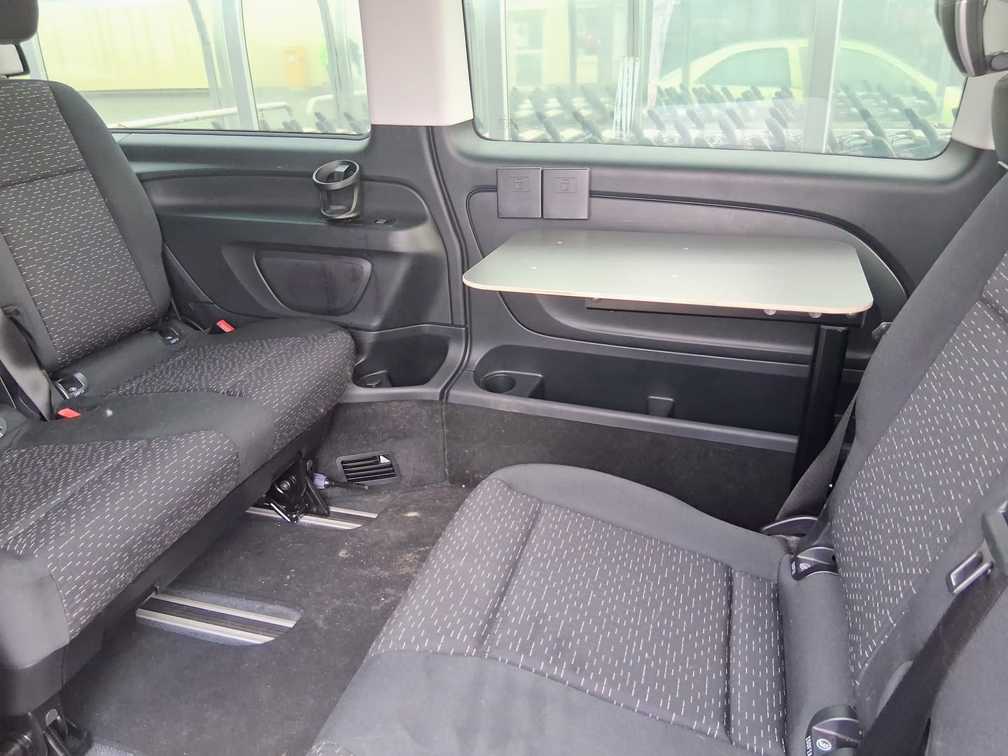 Customer photo review of Tisch passend für alle Bodenschienen und Bodenplatte - klappbar, faltbar und schwenkbar - Büro und Camping im Van